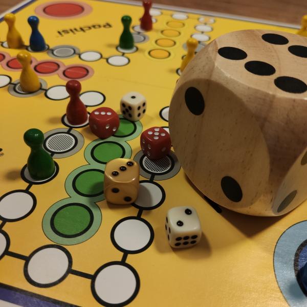 XXL Würfel aus Holz bei trendaffe.de