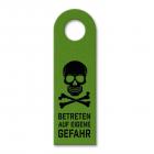 Betreten auf eigene Gefahr Türhänger mit Totenkopf Motiv in Grün